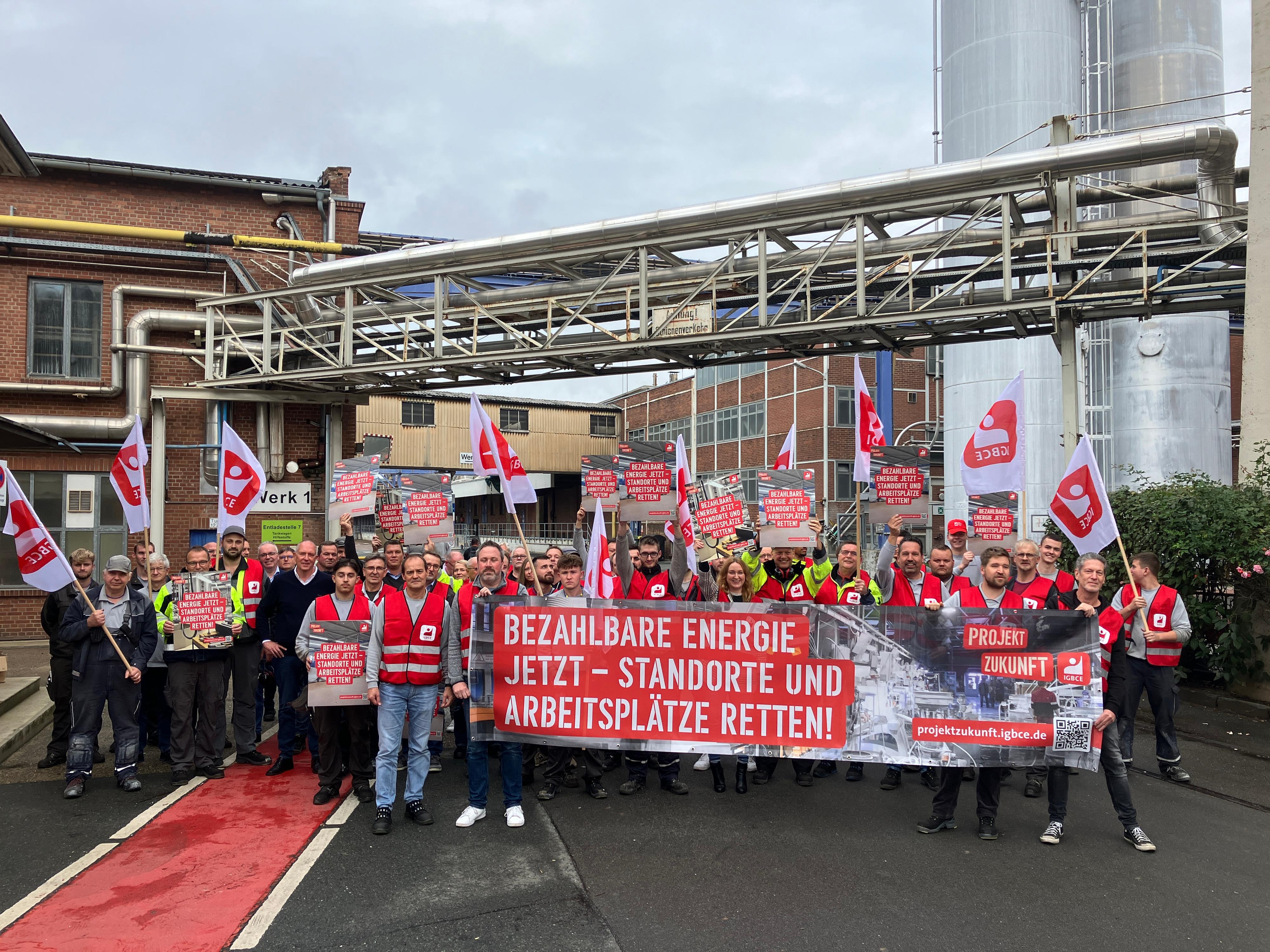  IGBCE-Beschäftigte kämpfen für den Brückenstrompreis 