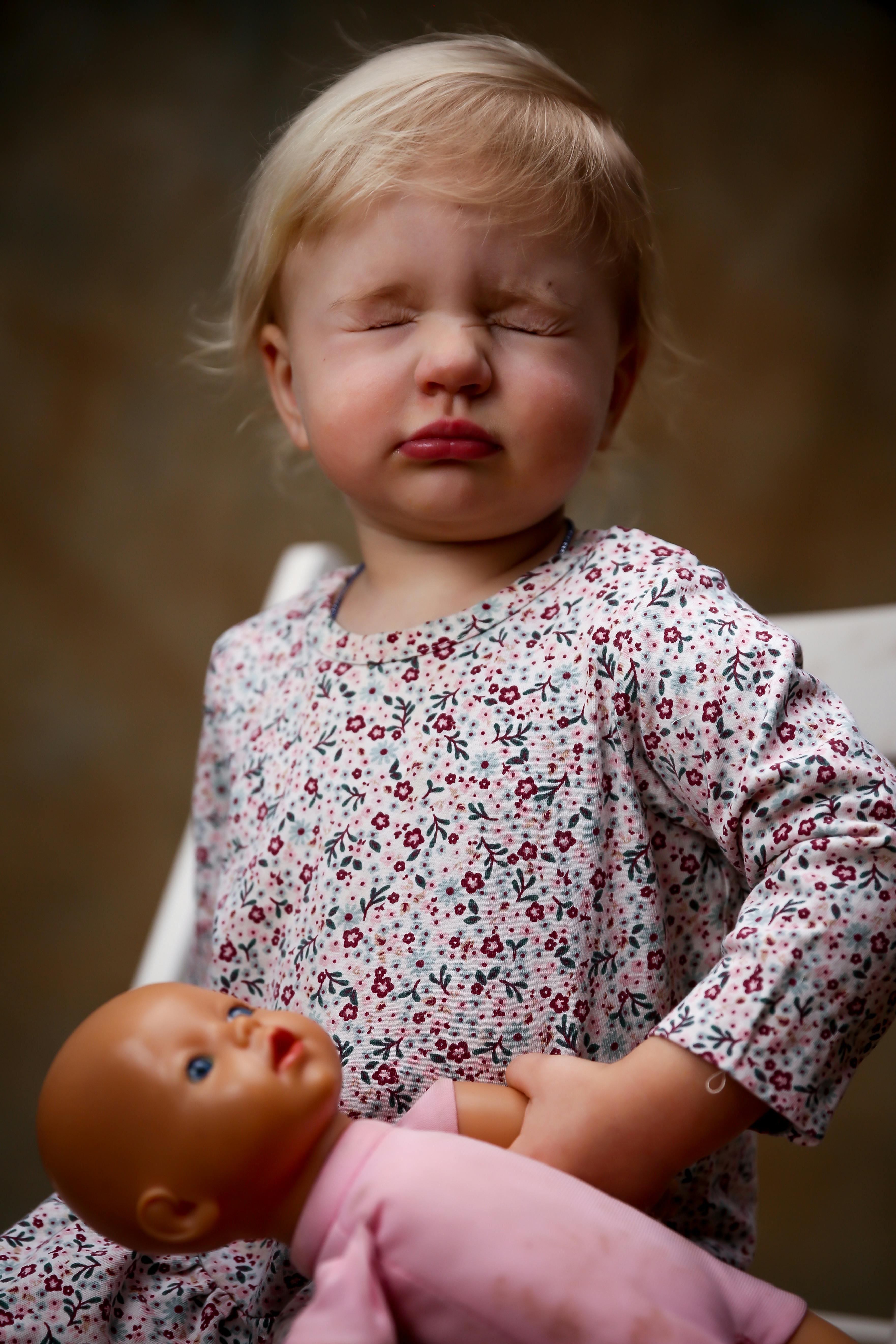  Toddler Wearing Floral Dress Holding Doll · Free Stock Photo Bildidee 