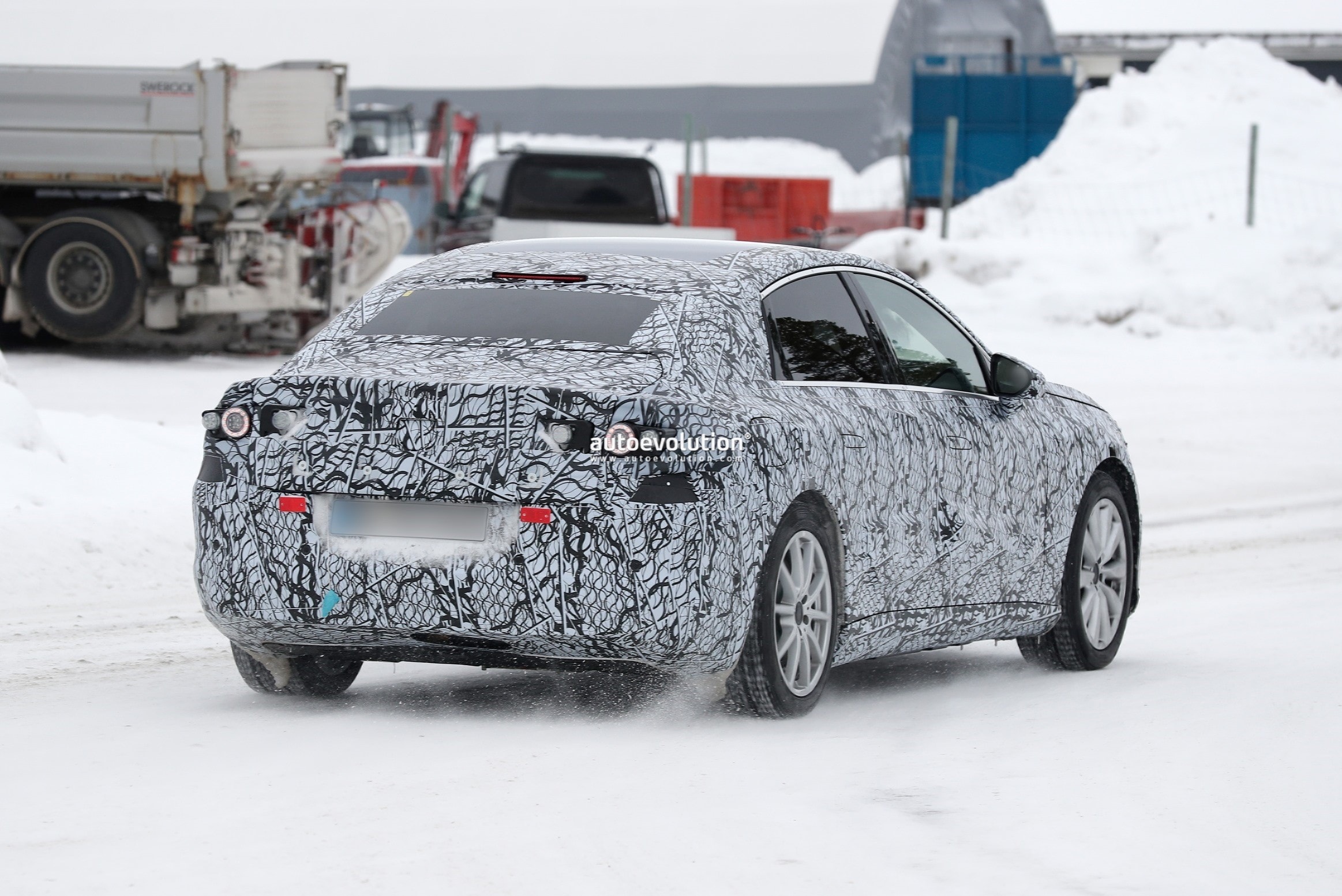  Foto zu 2026 Mercedes-Benz C-Class EV Spied Again, Will Compete With BMW's New 