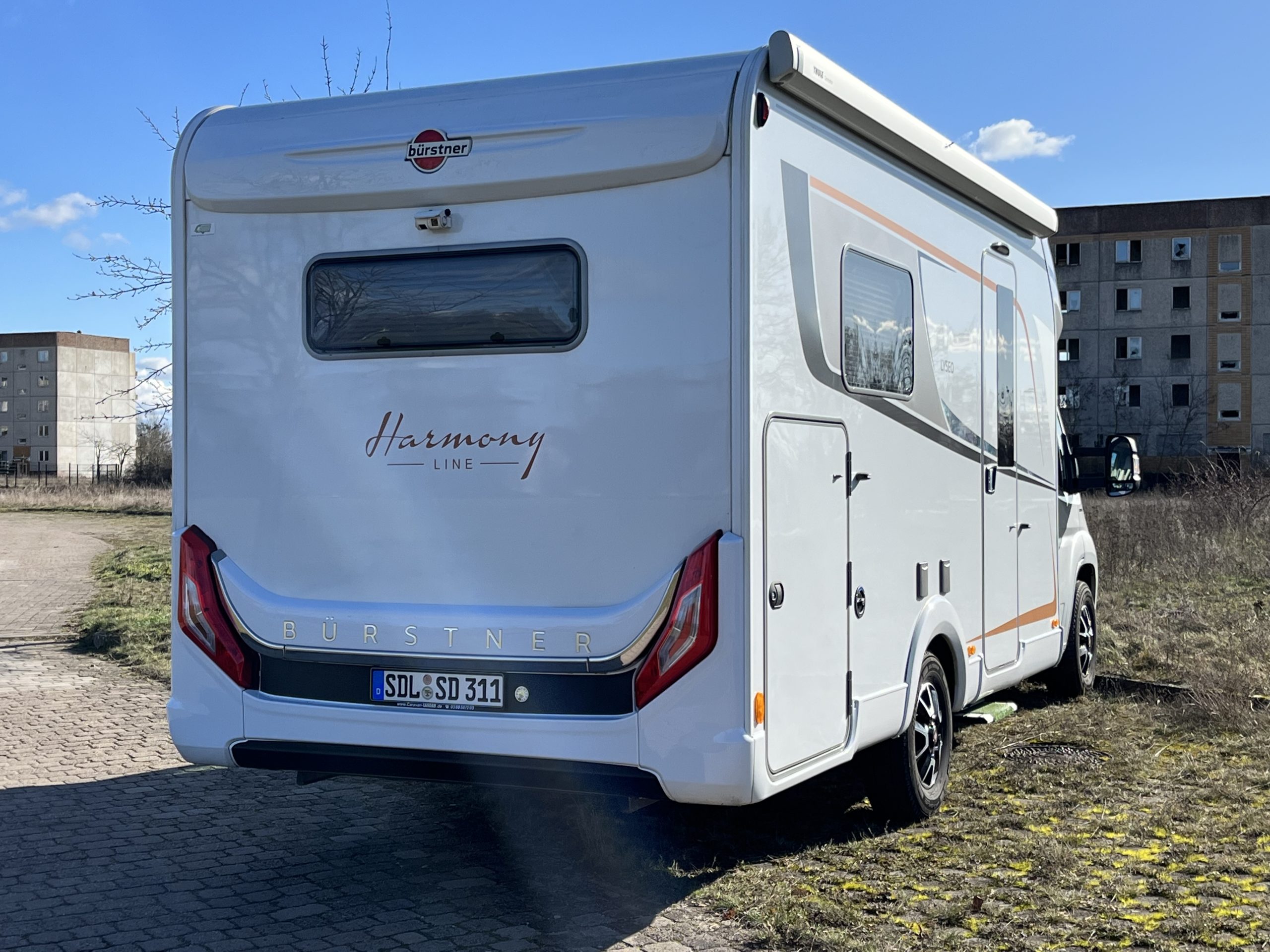  Wohnmobil Bürstner Lyseo Harmony - Wohnmobilvermietung Illustration 