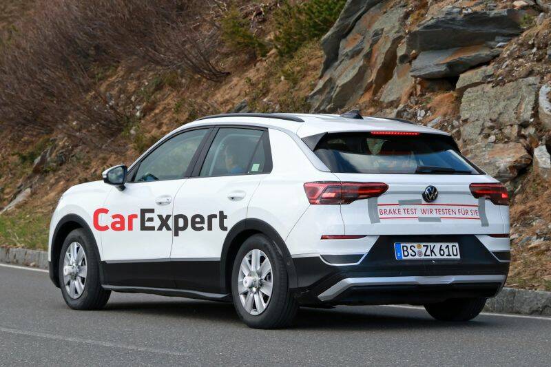  Foto zu 2026 Volkswagen T-Roc spied as next generation of brand's best seller 