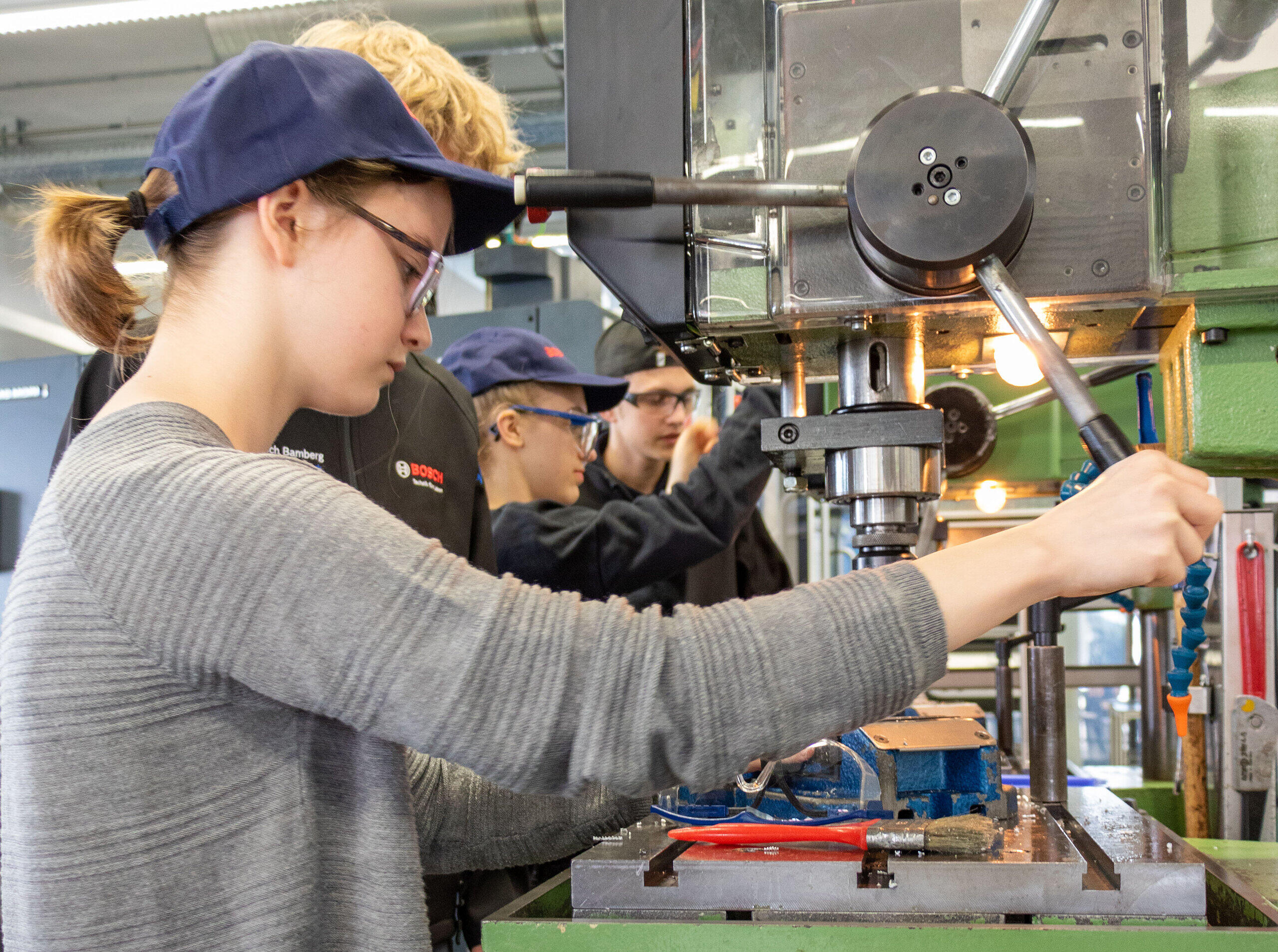  Bamberg: Bosch gibt Mädchen Einblicke in technische Berufe - Bohren Bildidee 