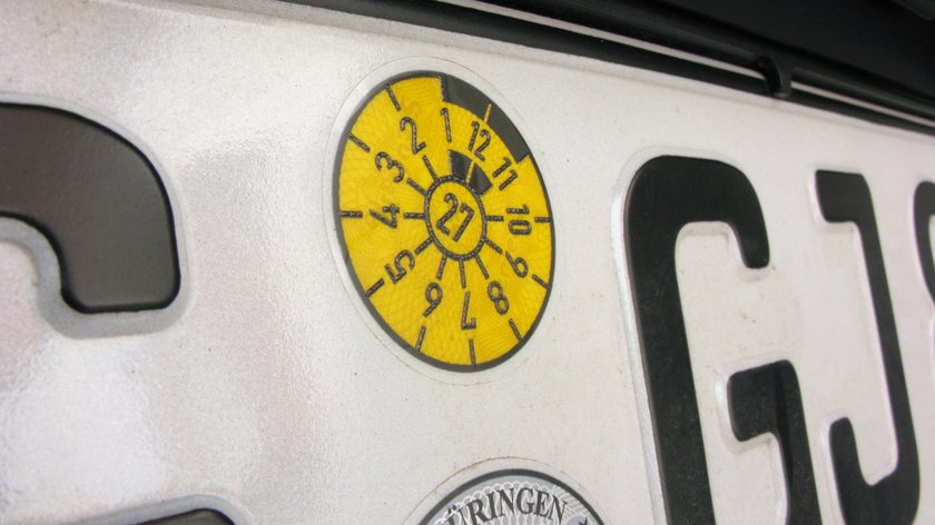  Aktuelle TÜV-Farben & Plakette richtig lesen – so geht's 