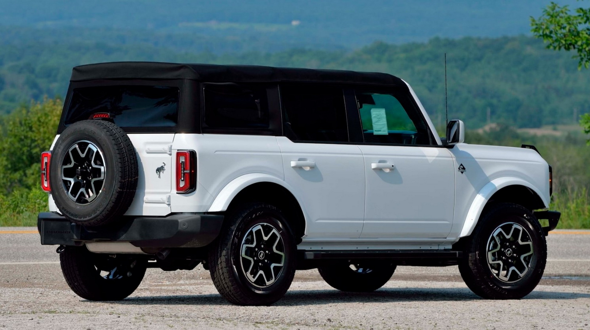 2025 Ford Bronco Outer Banks White Ford Bronco Sport 2024