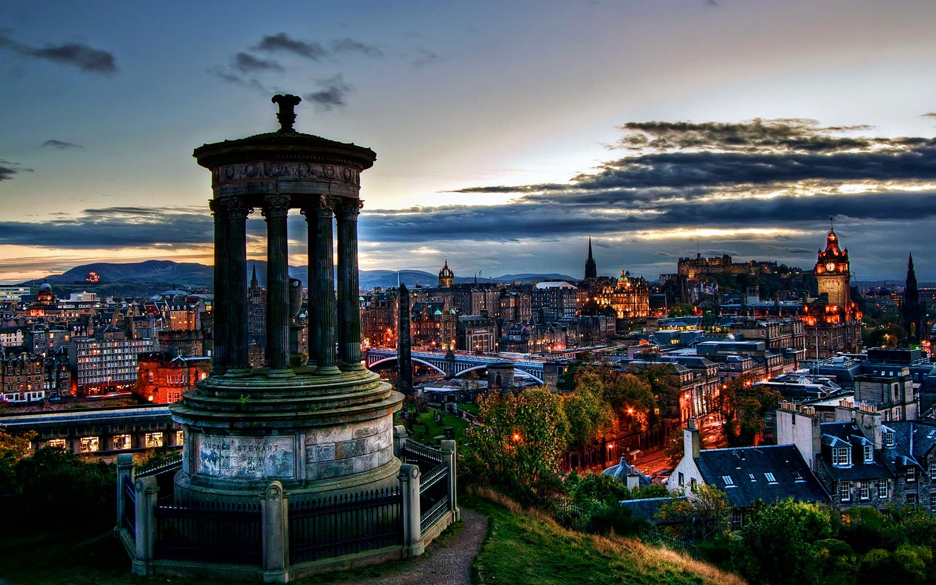  HD Wallpaper of Edinburgh: A Stunning View of Scotland's Capital Illustration 