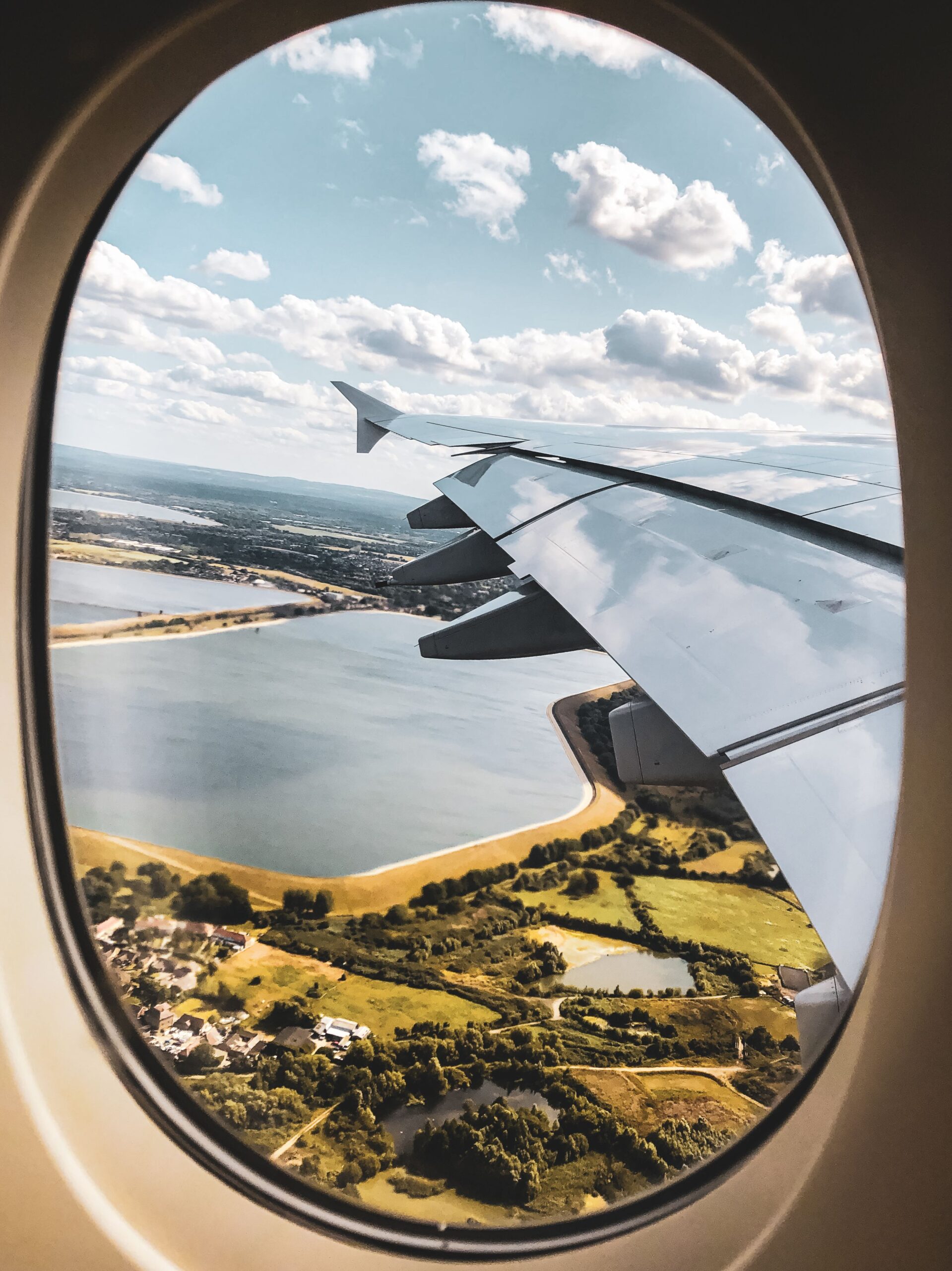 Mundial De Clubes 2025 Jogos Hoje – airplane window view of airplane wing and clouds · free stock photo