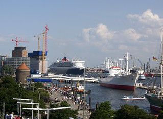 Queen Mary vor der Elbphilharmonie 