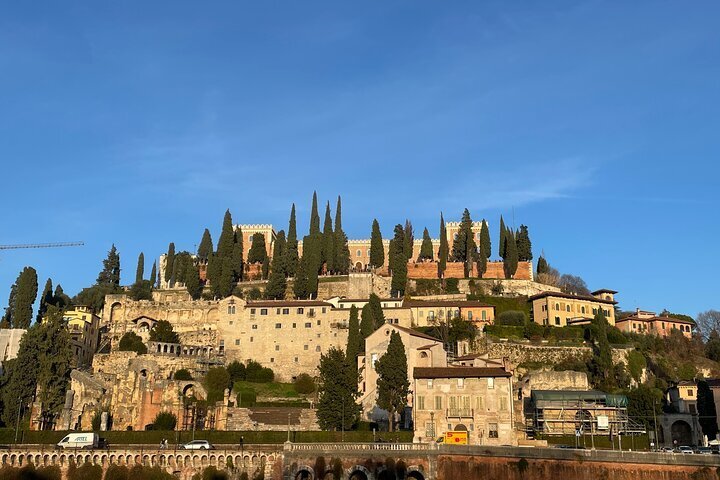  2024 Verona Small Group Walking Tour with Cable Car and Arena Tickets 