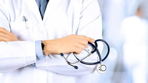  Foto zu Doctor examines patient after duty time, social media salutes - KERALA 
