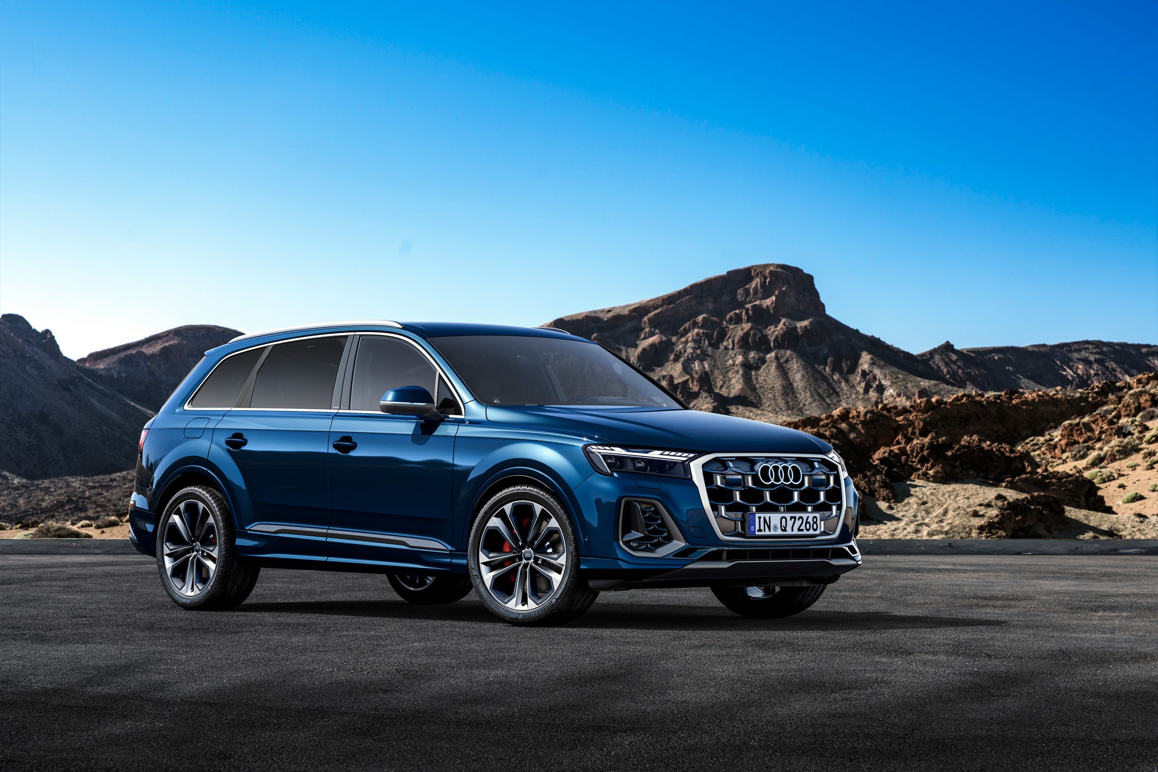  View Photos of the 2025 Audi Q7 Motiv 