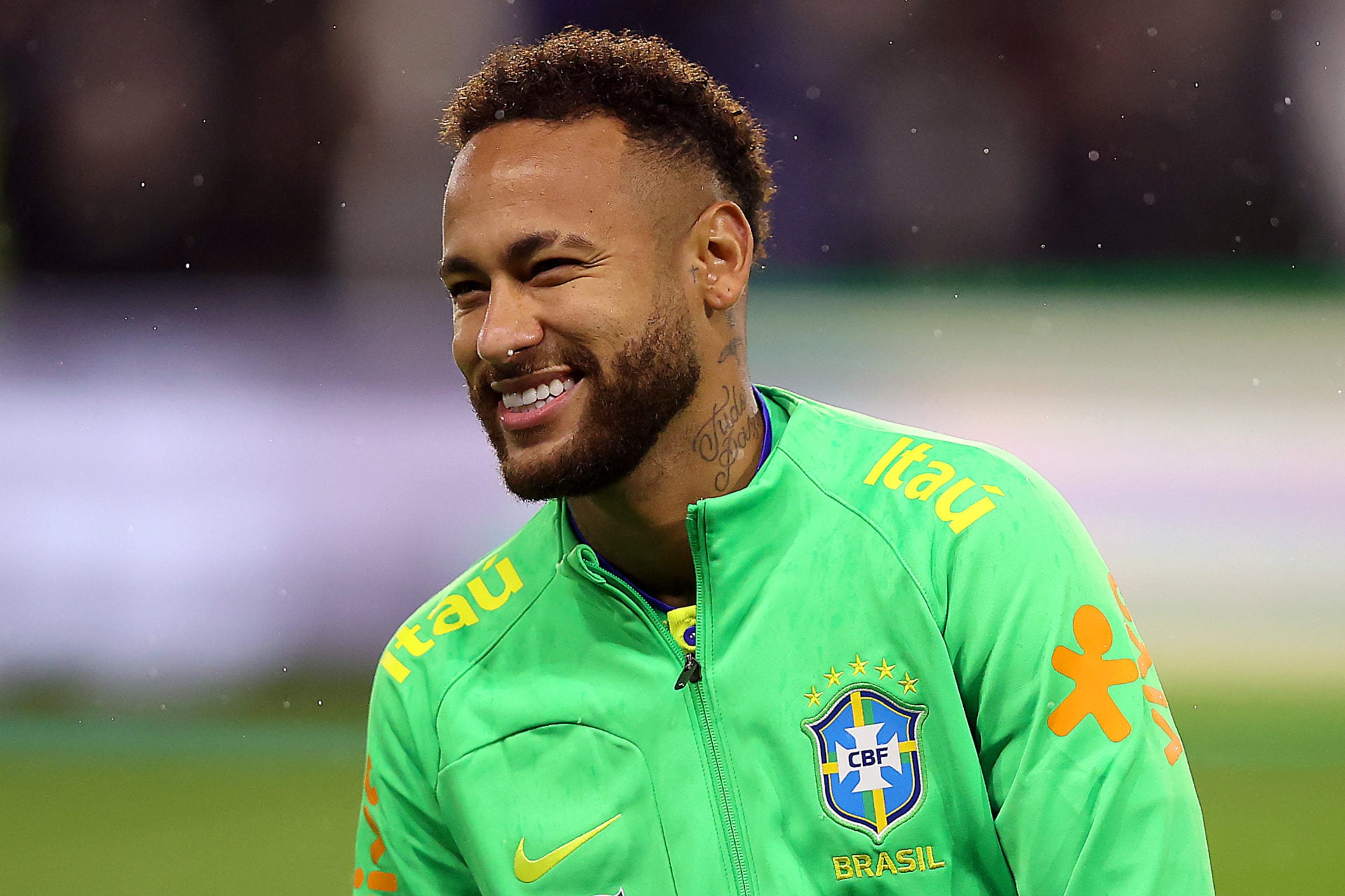  Foto zu Neymar reacts as Manchester United star arrives at Carrington to begin 