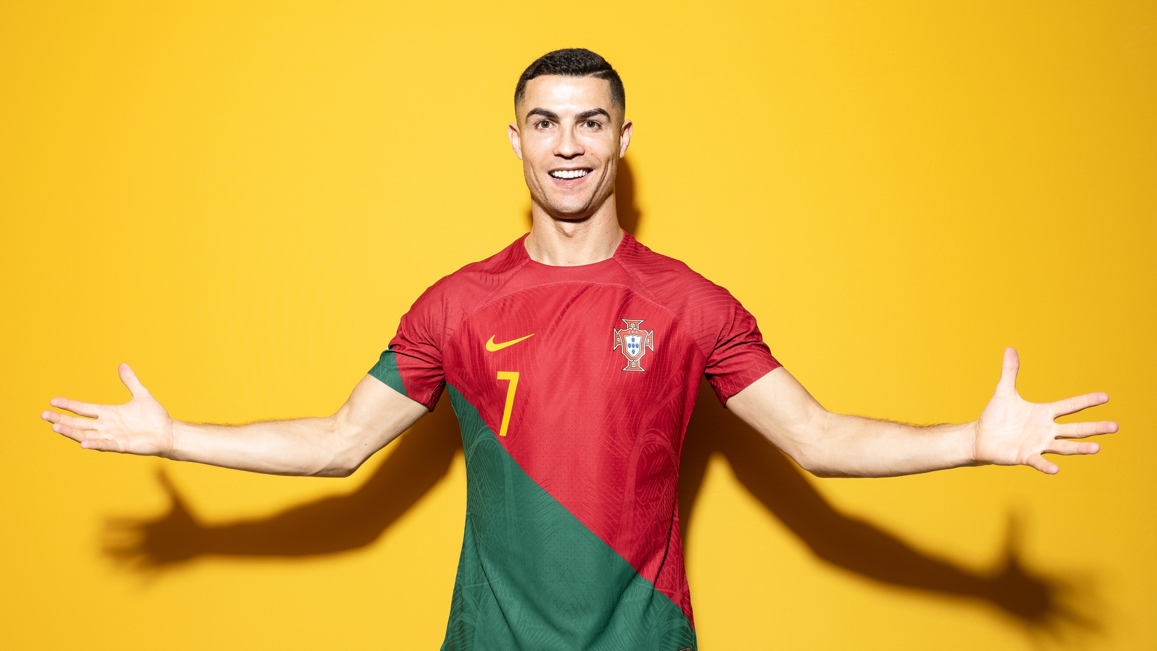  Foto zu Cristiano Ronaldo Wallpaper 4K, Yellow background 