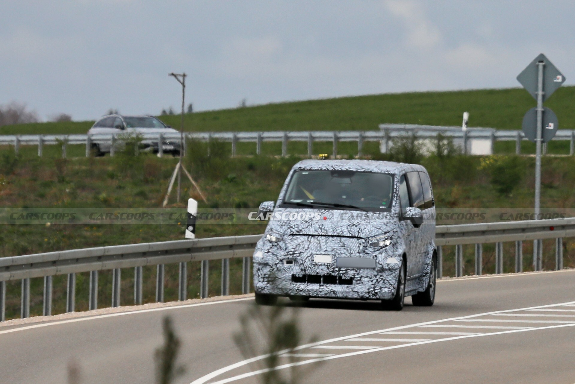  Foto zu 2026 Mercedes V-Class Mule Hints At An Electric And Autonomous Future 