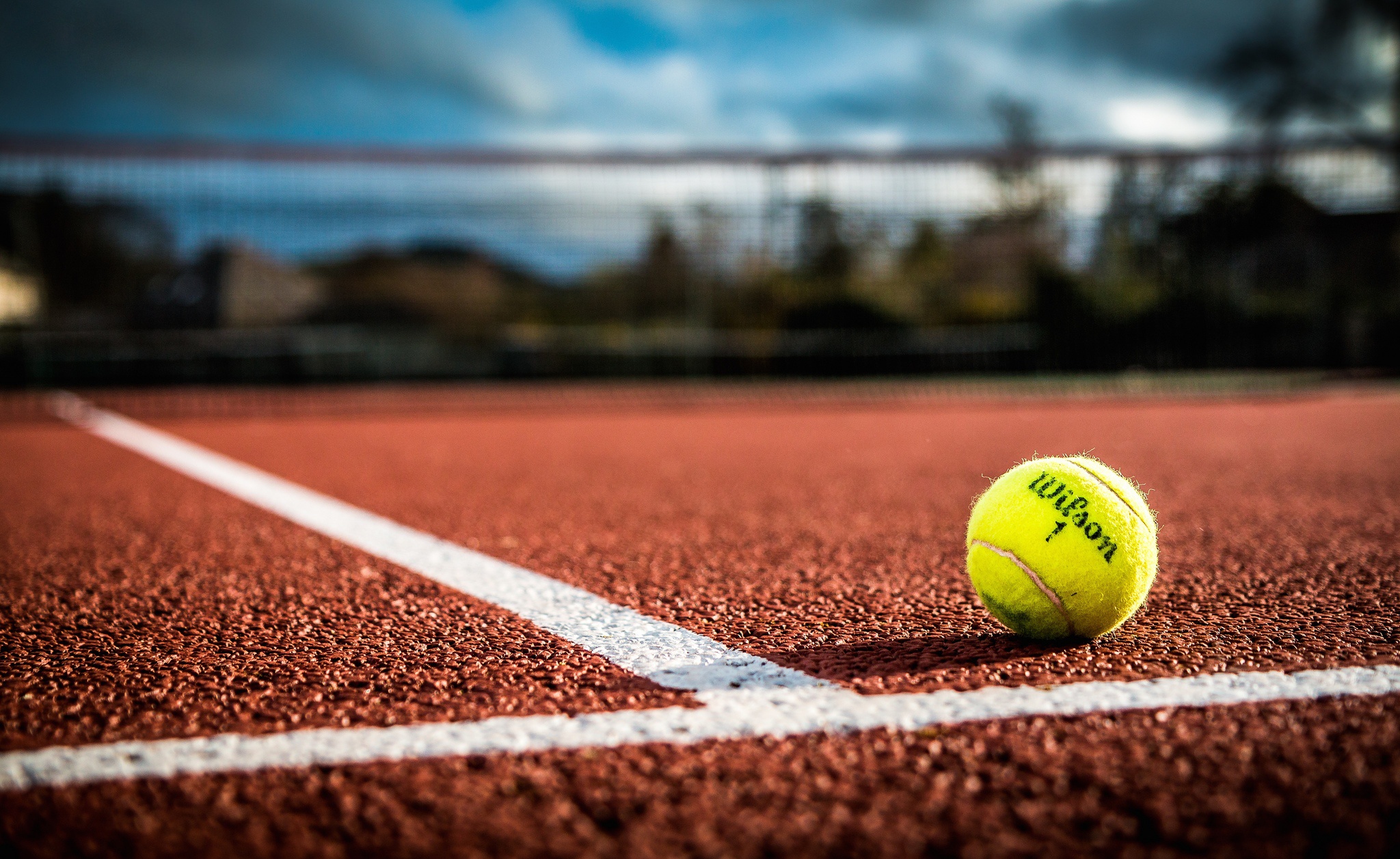  Foto zu HD Tennis Action: Vibrant Tennis Ball on Court in Sports Wallpaper 