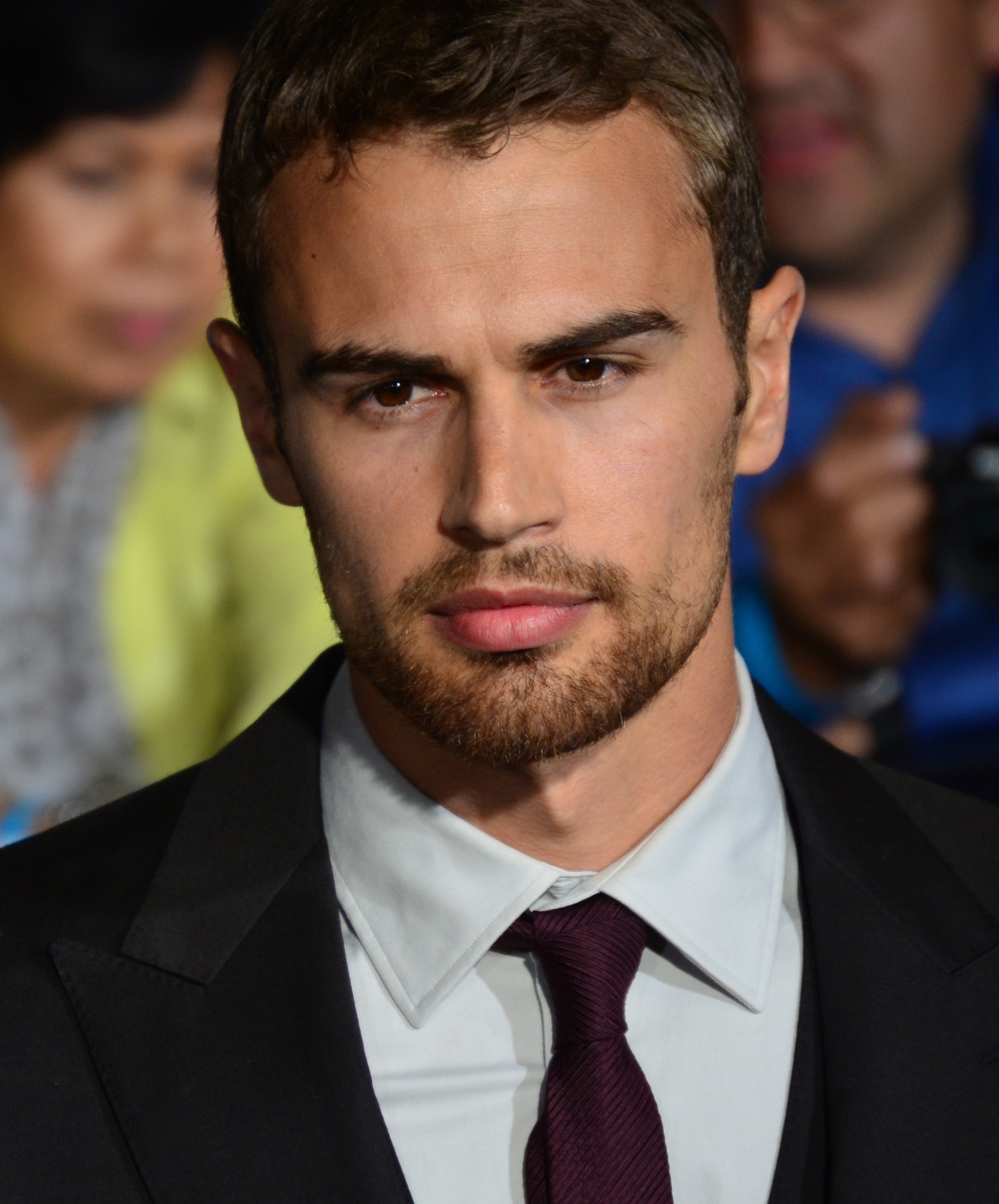  Foto zu File:Theo James March 18, 2014 (cropped).jpg - Wikipedia, the free 