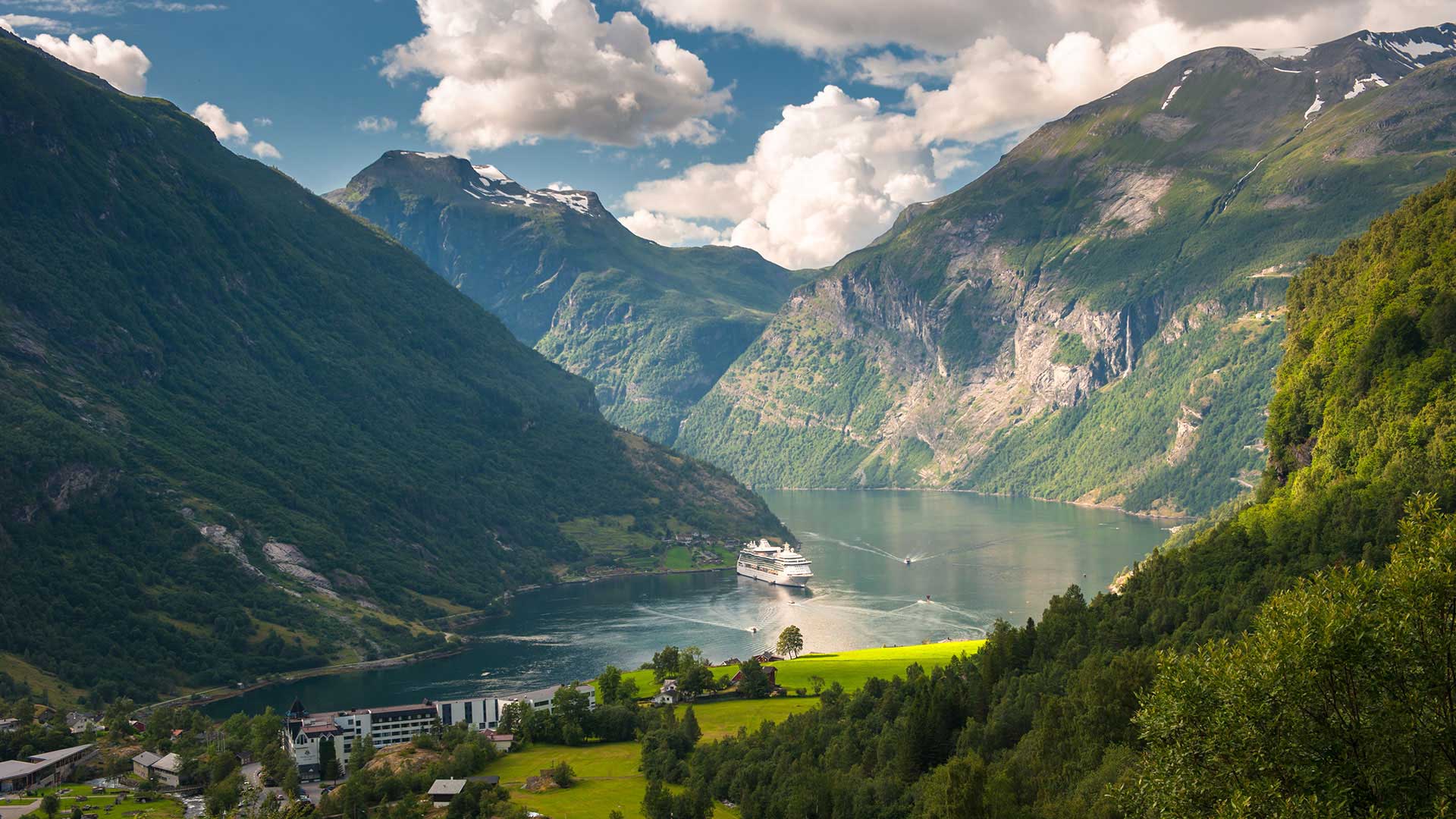  When is the Best Time to Go and Visit Norway? : Nordic Visitor Illustration 