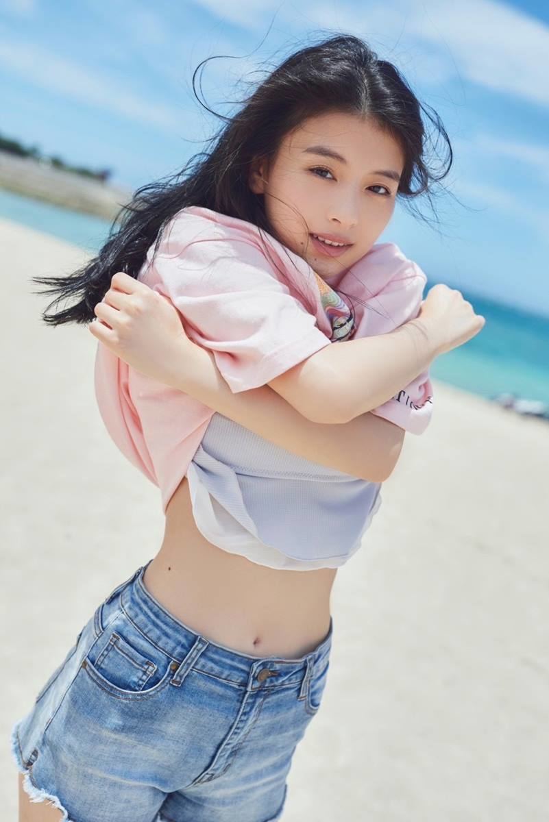  出口夏希、引き締まった美くびれ披露「ナチュラルな姿や大人っぽい表情も」 