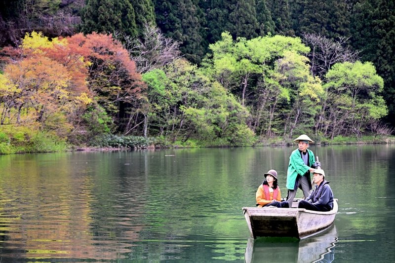 船上から春の景色楽しむ 福島県の只見川「霧幻峡の渡し」再開 11月まで営業予定 | 福島民報デジタル