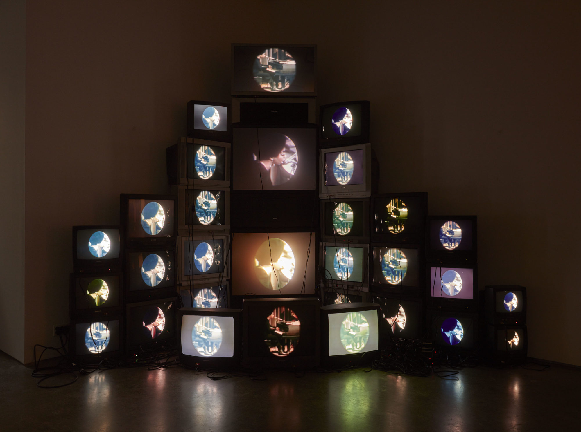  Foto zu The Infinite Nature of Black - Art Papers 