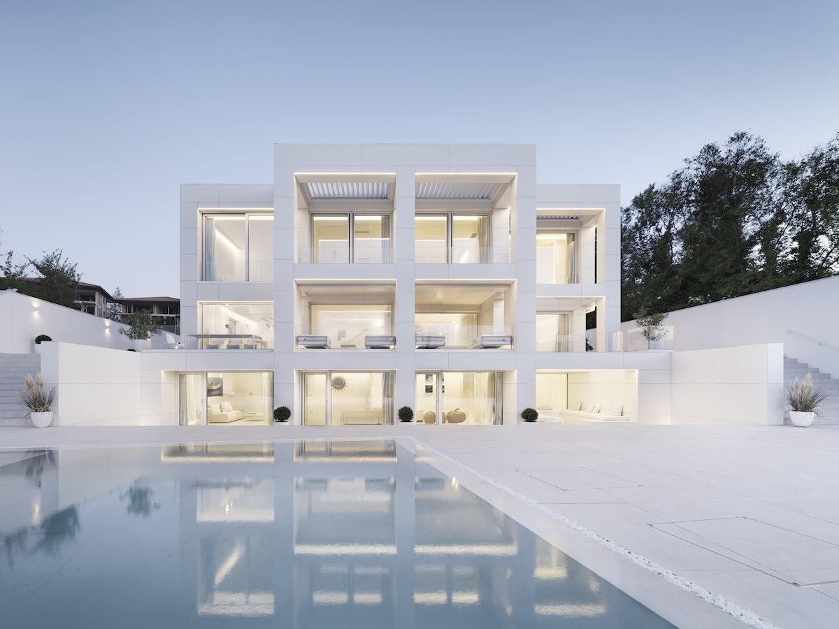  Stunning Contemporary Home Is Inspired by an Art Gallery 