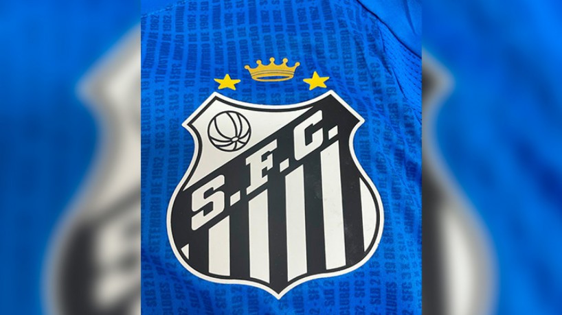 Santos exibe novo escudo com homenagem a Pelé; confira