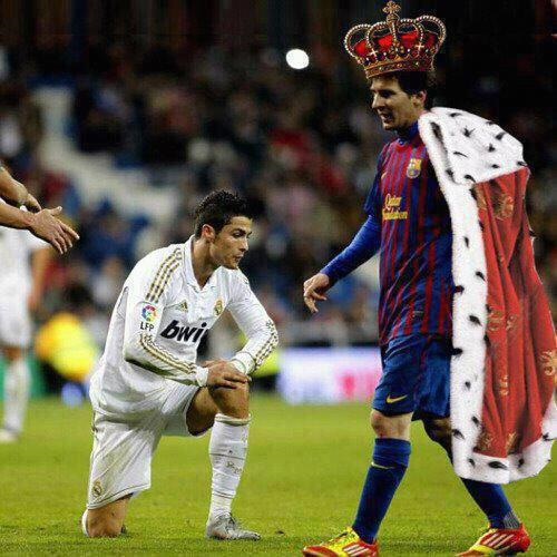 Ảnh chế: Ronaldo "quỳ gối" trước "vua kỷ lục" Messi